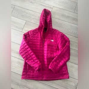 The North Face Women's Fuchsia Hooded Puffer Jacket- Thermoball